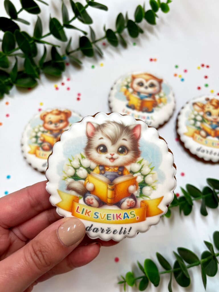 „Lik sveikas, darželi! – kačiukas” dekoruotas meduolis – Purusisdebeselis