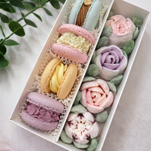 „Macarons ir zefyrinių gėlių rinkinys" desertų rinkinys